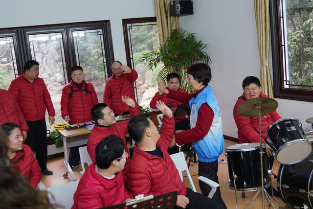 百年初心奋斗者 | 女儿智力障碍，她成了更多智障者的“妈妈”——组织表演活动点燃希望之光